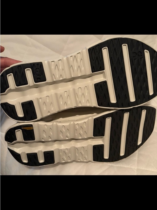 Athletic_Shoes